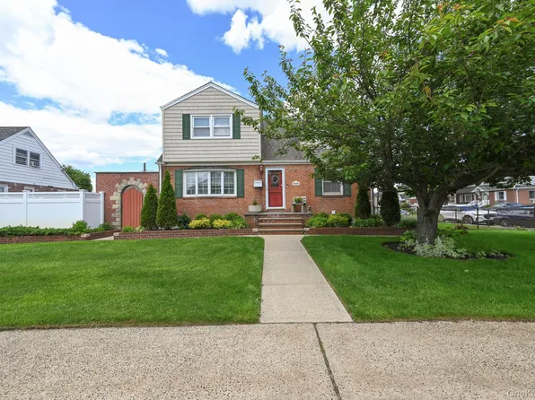 1006 Glen Drive, Franklin Square, NY 11010