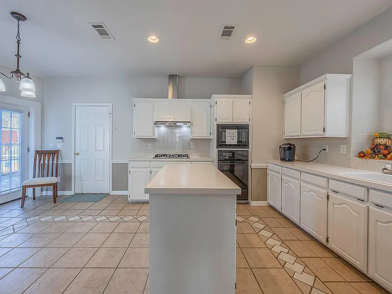 2705 Trophy Dr — Photo 10