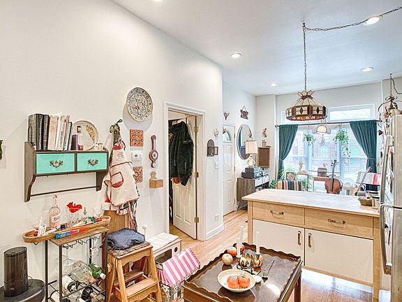 5th image of 838 N Hoyne Ave APT 1F