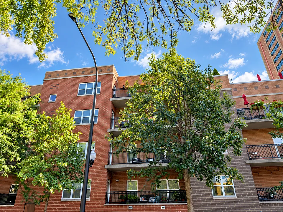 4311 N Sheridan Rd #205