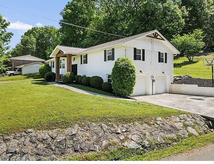 3704 Hilldale Dr NE — Photo 17