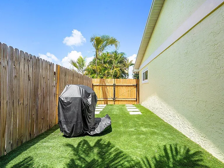 671 Lindell Blvd — Photo 44
