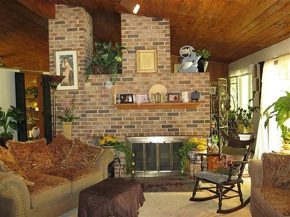 3rd image of 1326 Parkview Dr