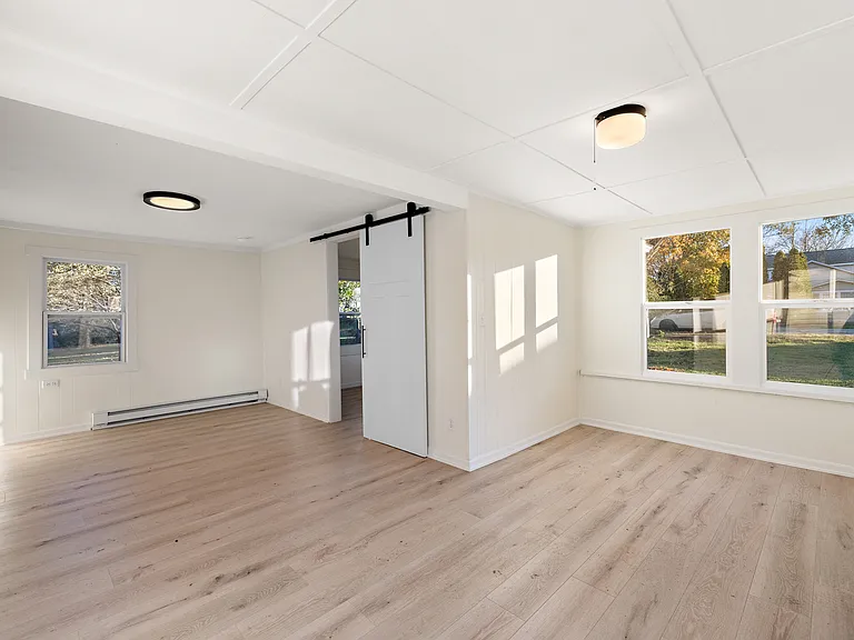 115 E Savidge St — Photo 11