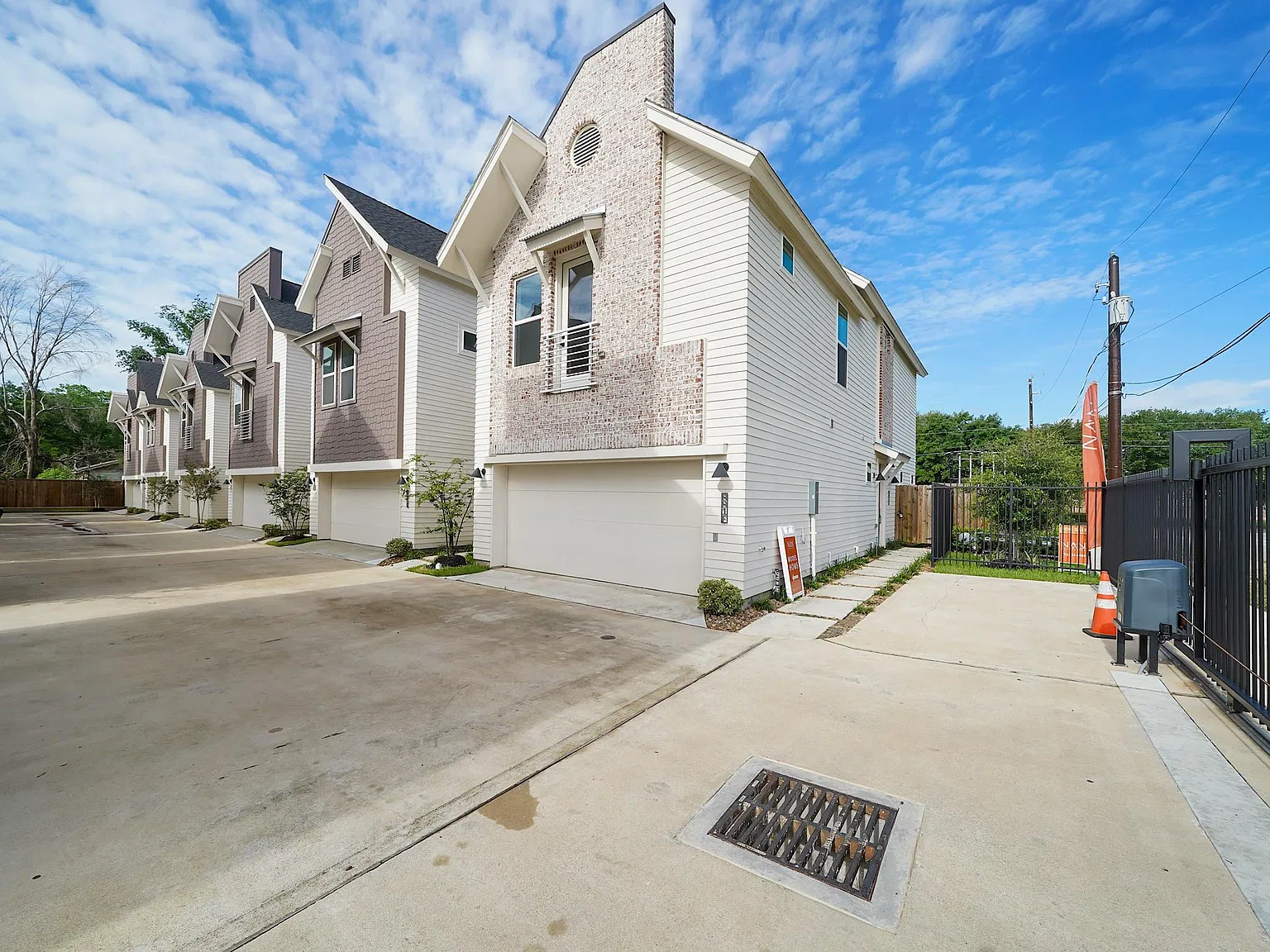 3 bed, 2.5 bath, 1680 sqft, $2,200 — Photo 2