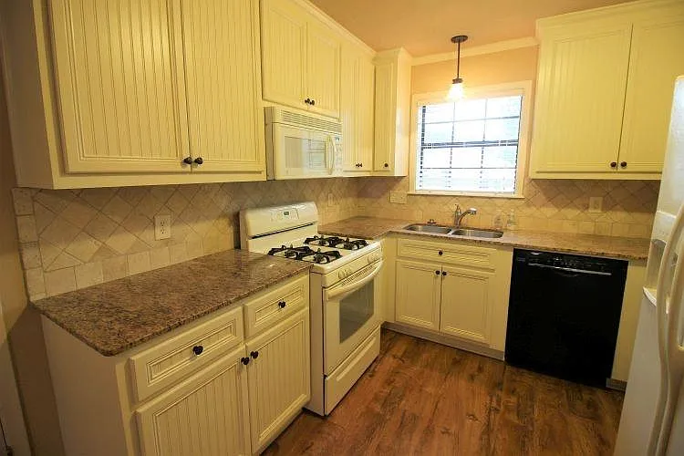 3 bed, 1250 sqft, $1,500 — Photo 3