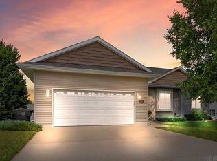 2125 Barkwood Dr, Cedar Falls, IA 50613
