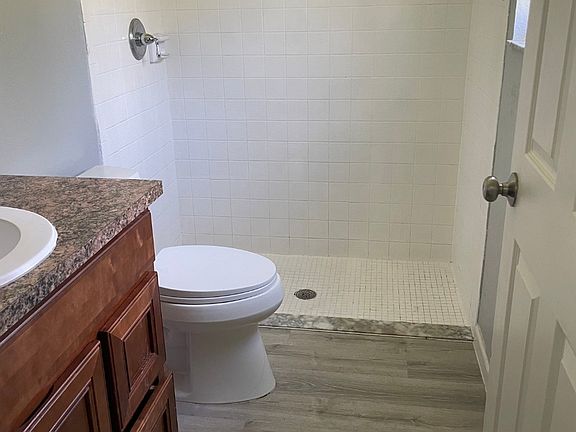 5th image of 1295 Schumann Dr