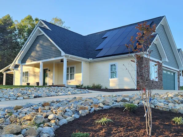 1802 Charlestown Sq, Vinton, VA 24179