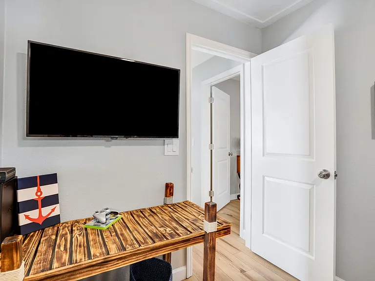 4705 Hollingsworth Ave — Photo 68