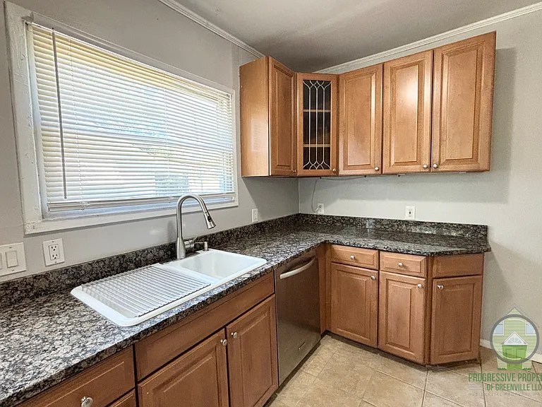 109 Buist Ave — Photo 5