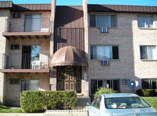 712 W Huntington Commons Rd APT 1A, Mount Prospect, IL 60056