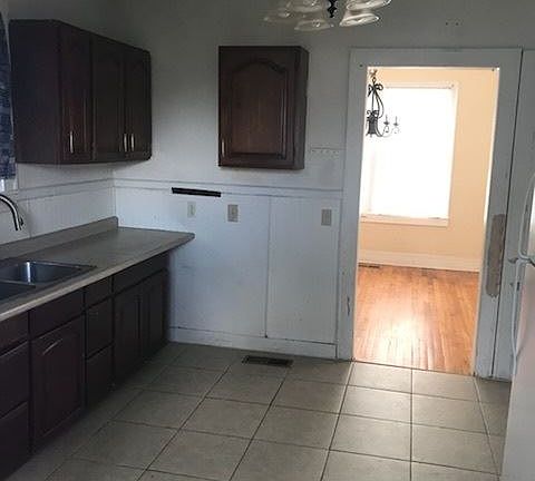 5th image of 905 Somerset Dr