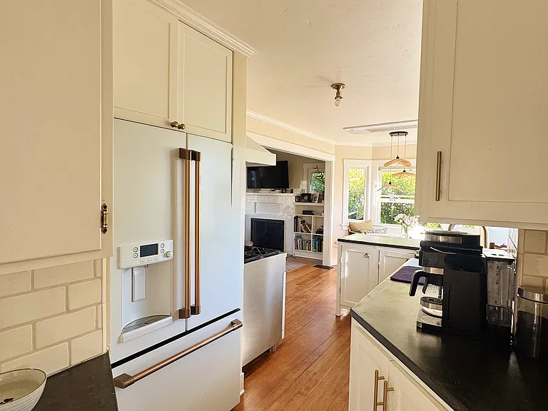 2431 Chapala St — Photo 11