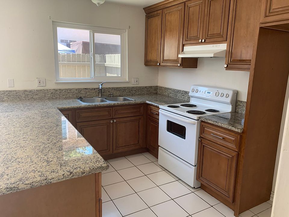 1st image of 949 N Vineyard Ave #2