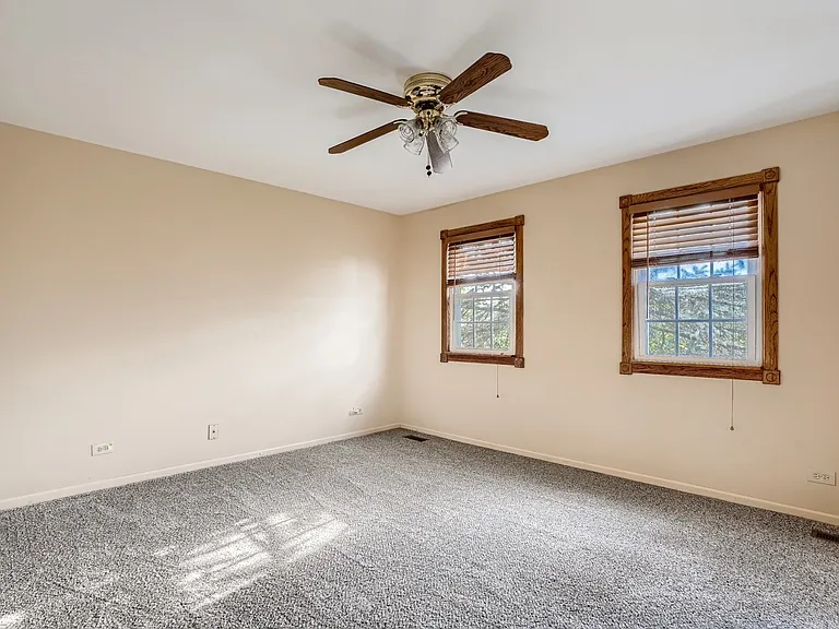 2065 Evergreen Ln — Photo 7
