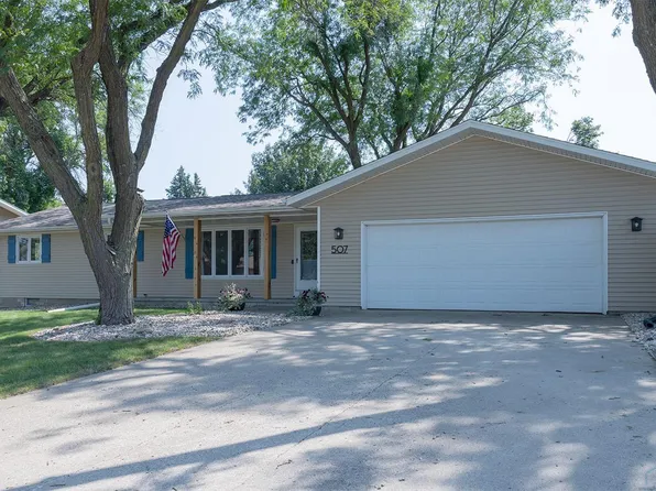 507 3rd St SE, Sioux Center, IA 51250