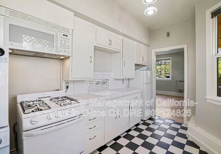 2324 Castro Way — Photo 8