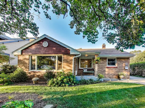 170 Eastview Ave, Crystal Lake, IL 60014