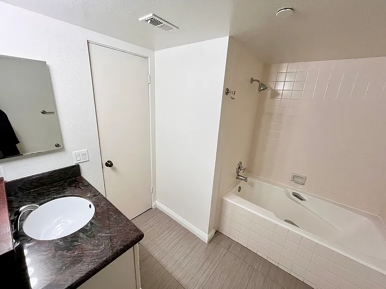 500 E Del Mar Blvd #30 — Photo 8
