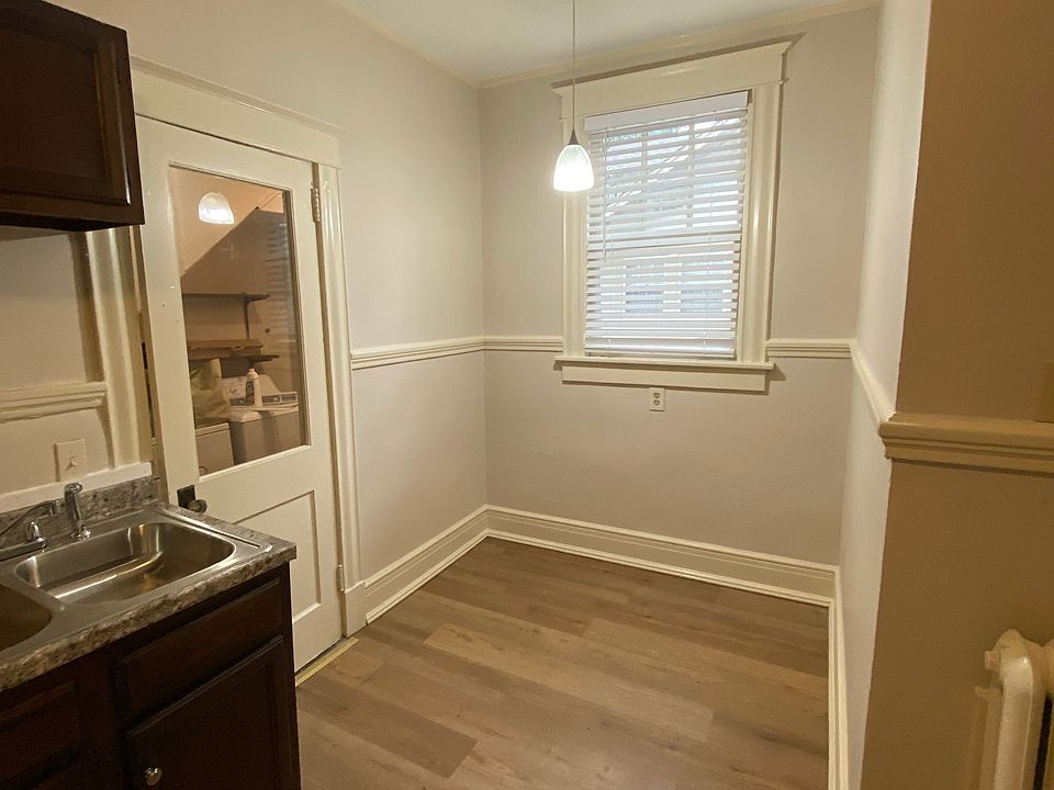 breakfast nook/eat in kitchen