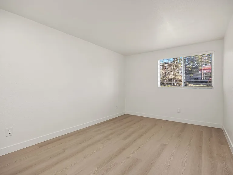 Wellington Place Apartments — Photo 37