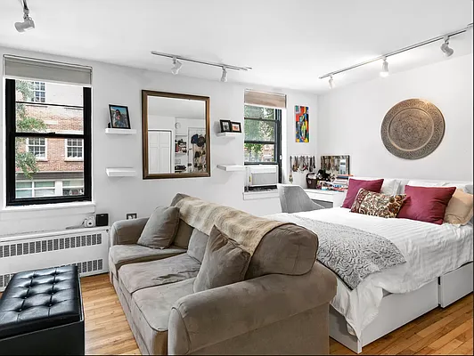 Rented by SERHANT. | media 6