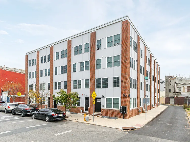 2445 N Front St #3 — Photo 1