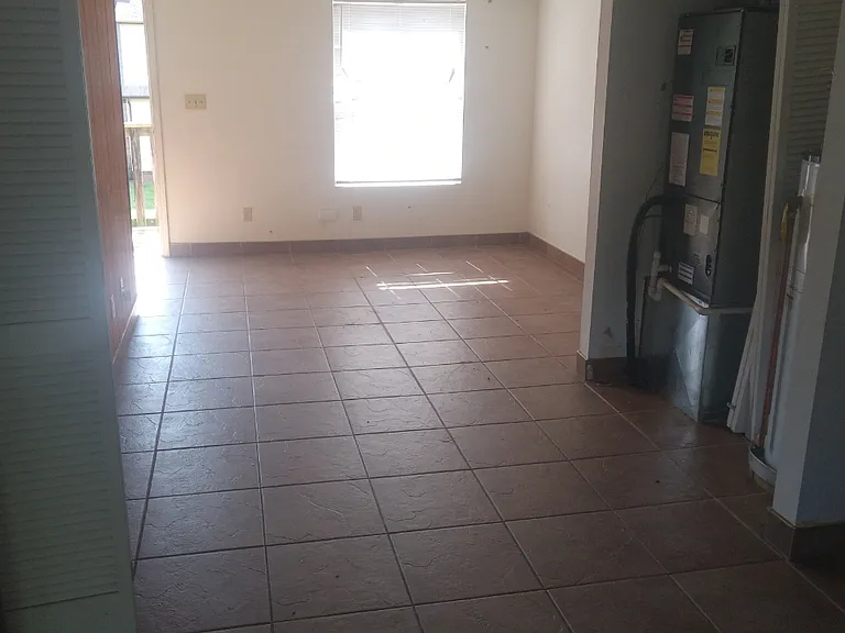 710 W College St #4 — Photo 5