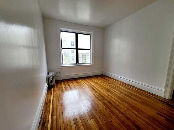 4th image of 2114 Daly Ave #4V