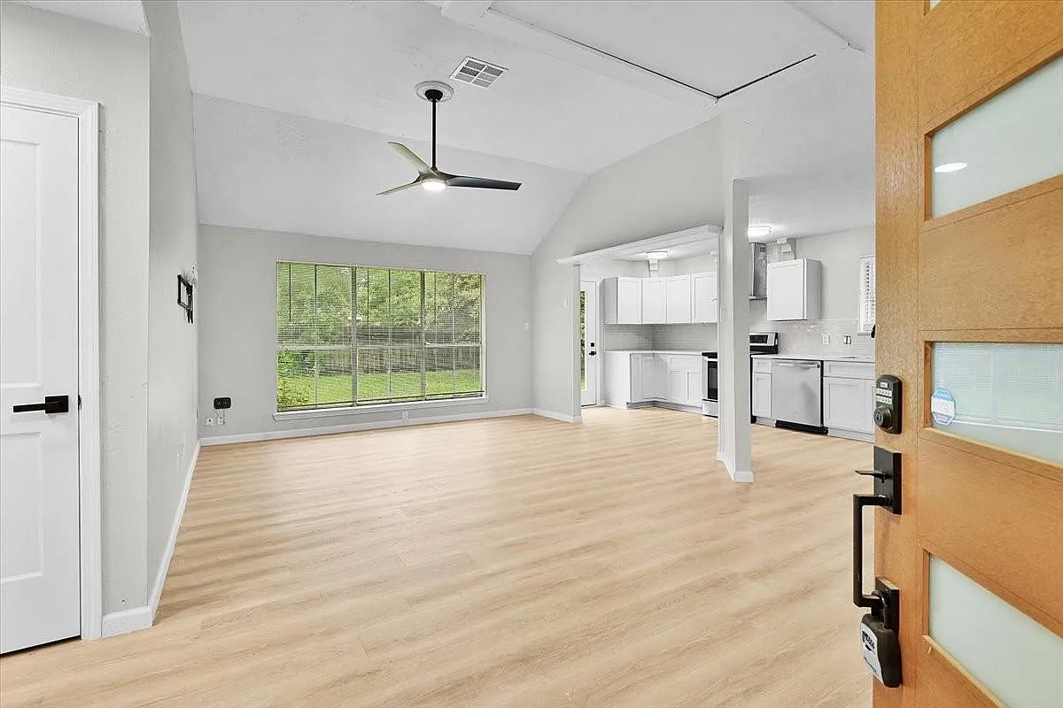 3 bed, 2.0 bath, 1289 sqft, $2,000 — Photo 2