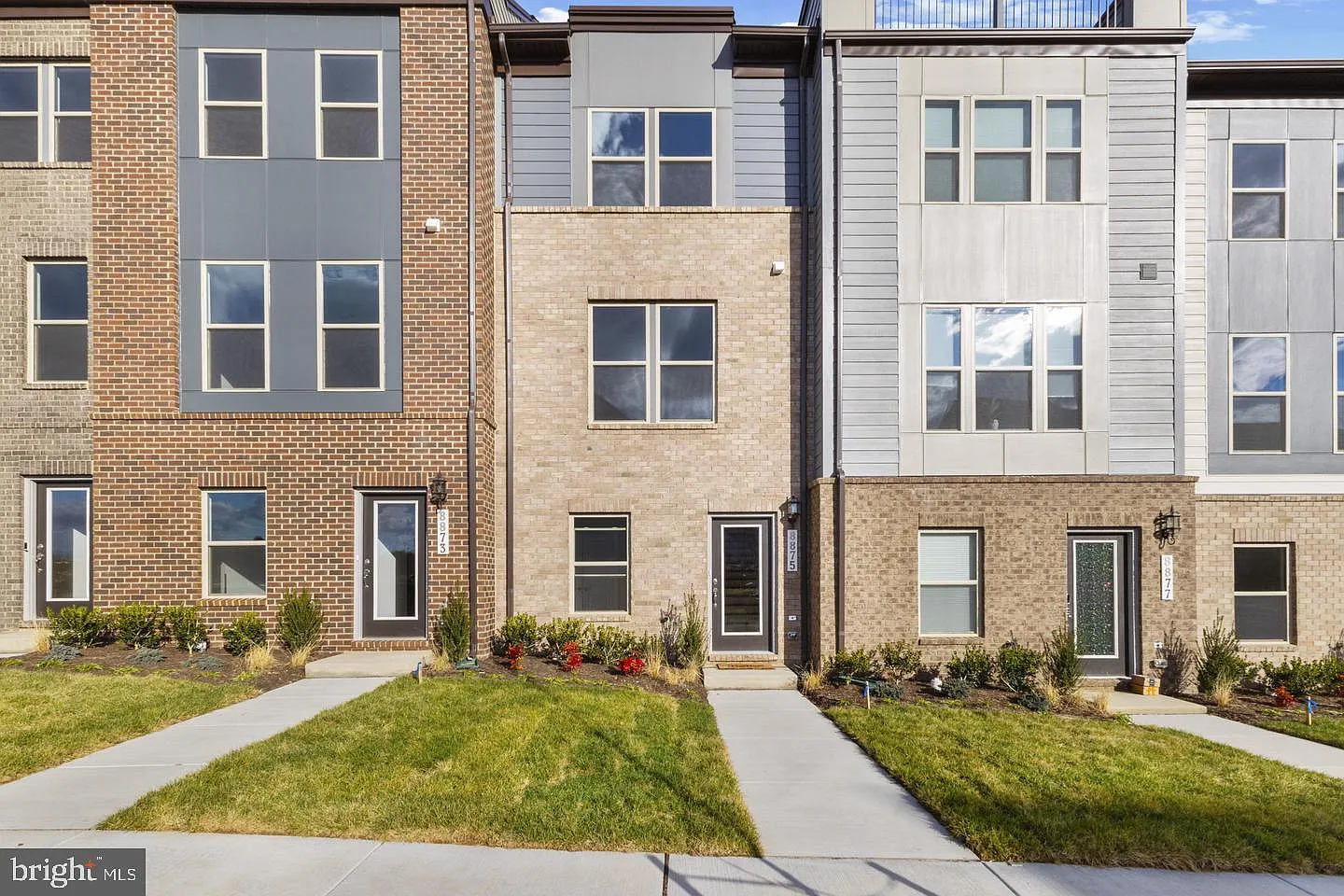3 bed, 3.5 bath, 2020 sqft, $2,850 — Photo 3