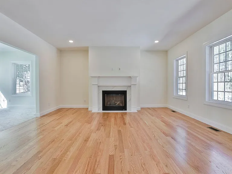 22 Reeds Ferry Way — Photo 24