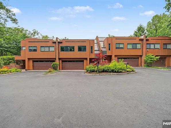 3 Daniel Dr, Englewood, NJ 07631