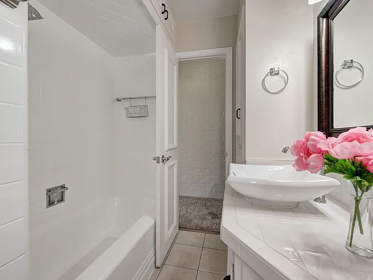 4618 N Harvey Pkwy — Photo 18