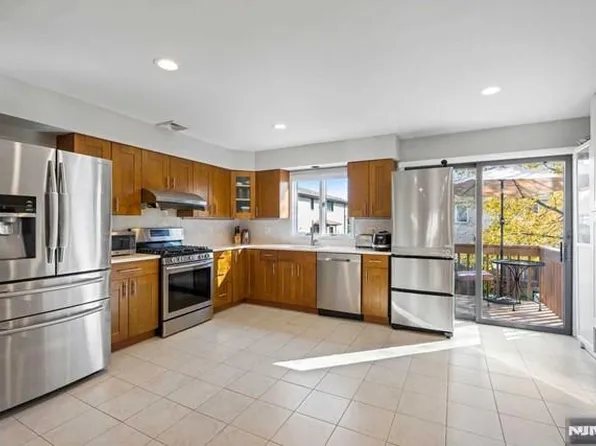 2480 6th St #A, Fort Lee, NJ 07024