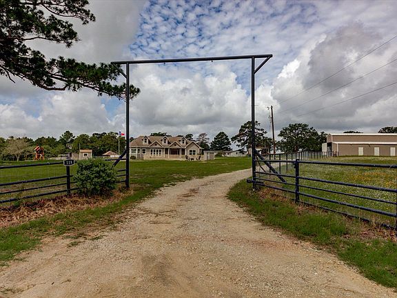 2nd image of 118 Saddle Ct