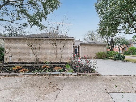 Nice areas for landscaping and a side yard. The front door faces South.