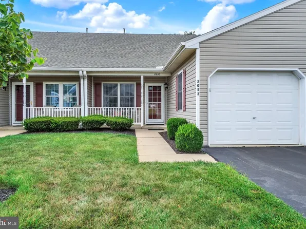 2053 Village Cir E, York, PA 17404