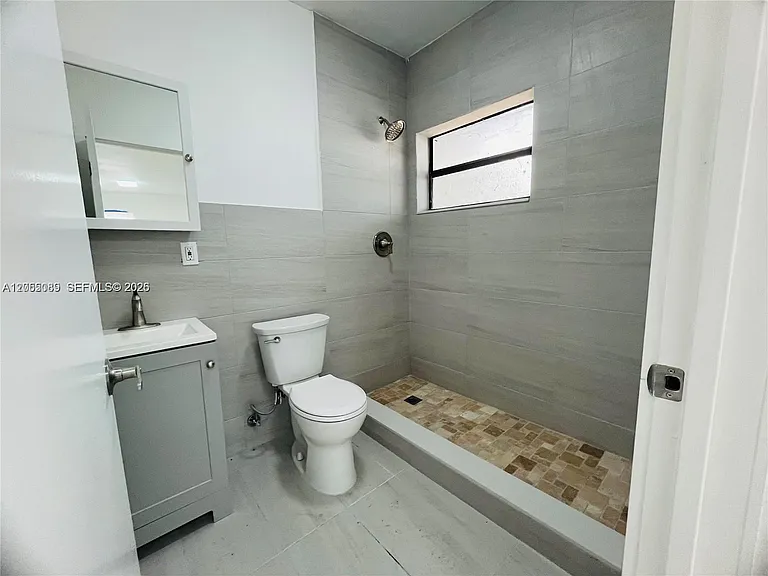 13390 NE 6th Ave #10 — Photo 8