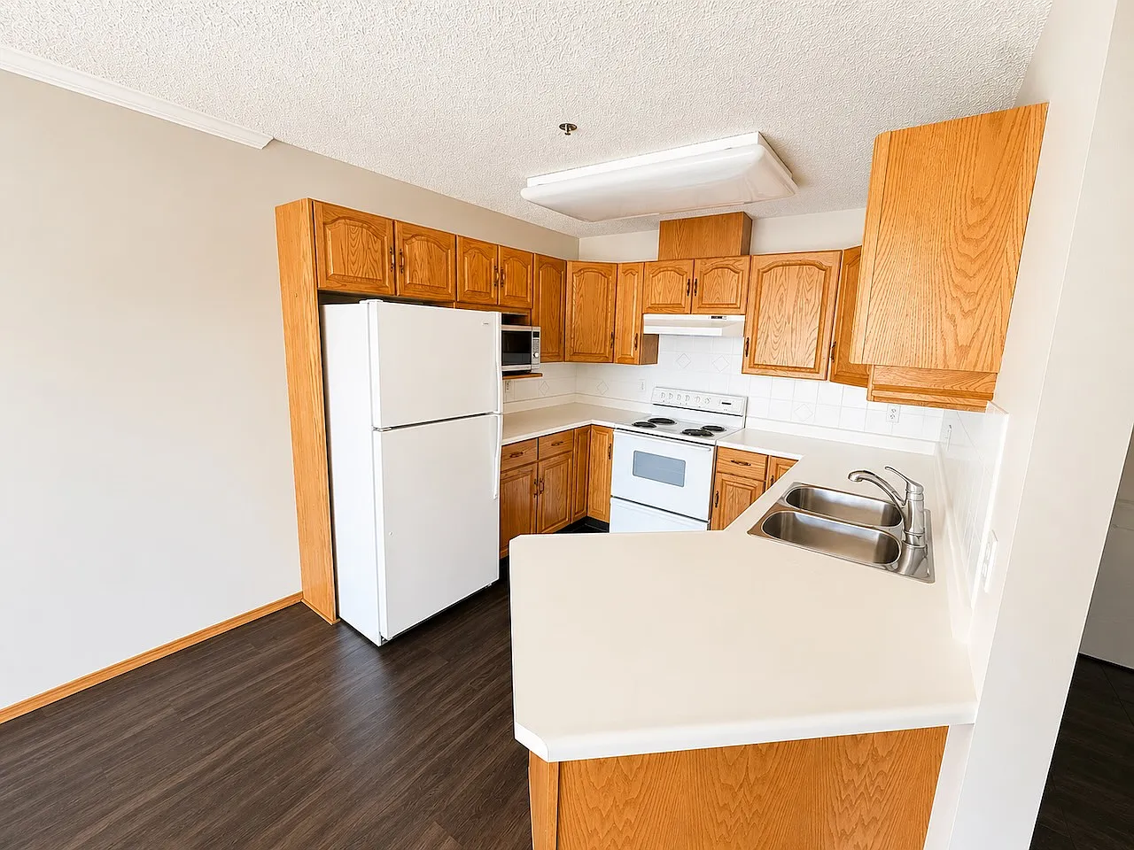 2 Bed 2 Parking Large Balcony Forest Heights Edmonton — Photo 4
