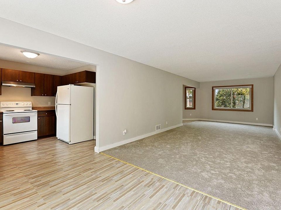 1st image of 2323 2nd St NE