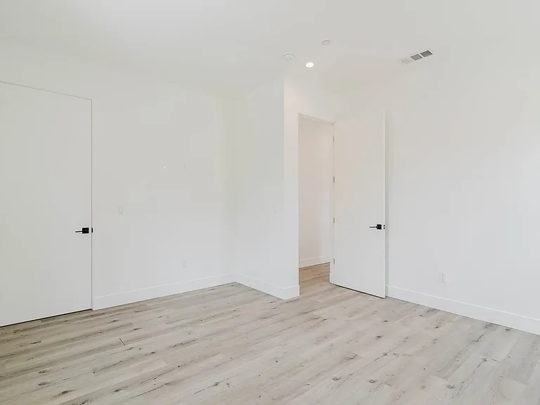 10853 Otsego St — Photo 16