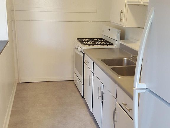 2nd image of 114 E 43rd St APT 5