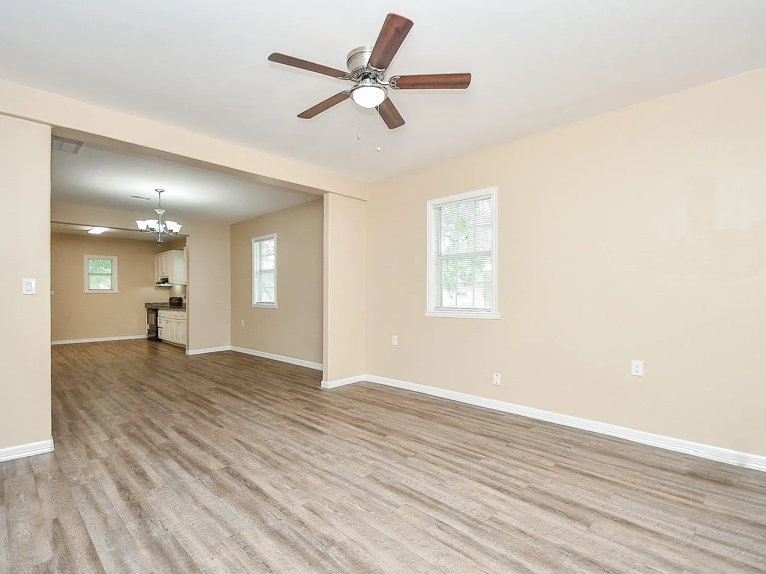 3 bed, 2.0 bath, 1400 sqft, $1,500 — Photo 2