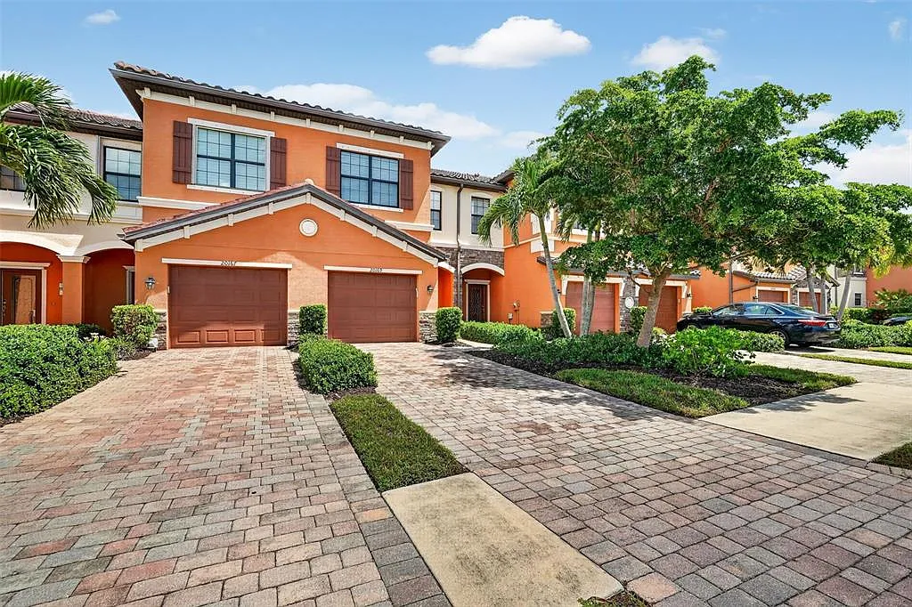 3 bed, 2.5 bath, 1879 sqft, $2,400 — Photo 2