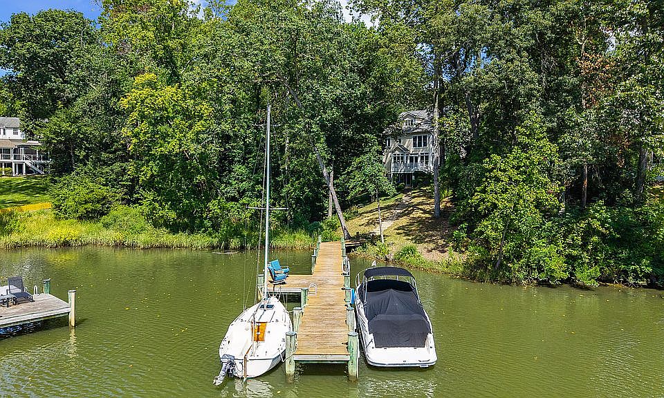 1st image of 2656A Queen Anne Cir