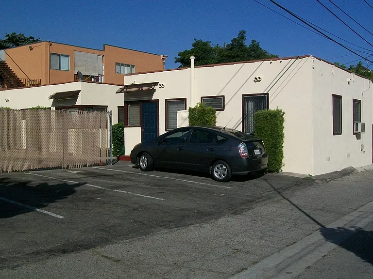 417 E Elmwood Ave — Photo 15
