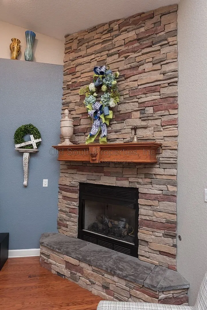 4 bed, 3.0 bath, 2525 sqft, $3,295 — Photo 4