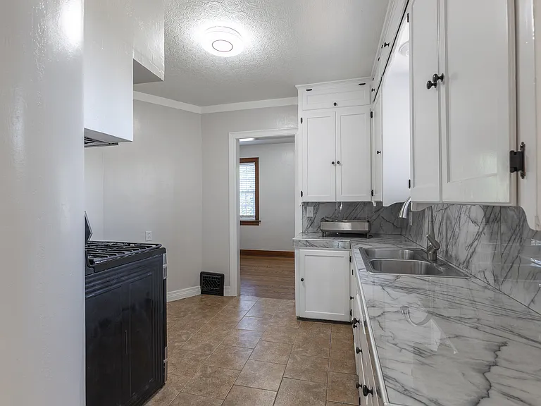 2547 SW 23rd St #UPPER — Photo 18